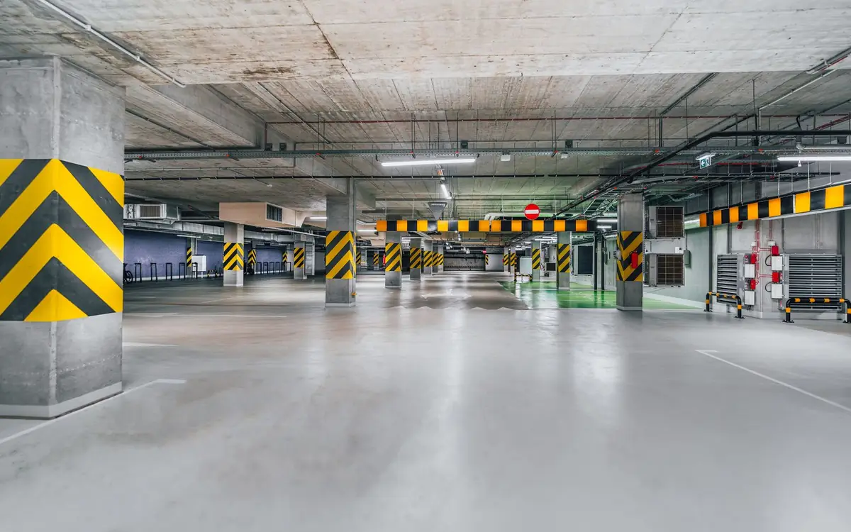 Garage met glanzende grijze epoxy gietvloer