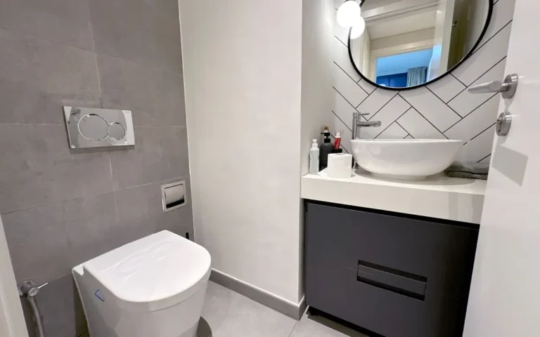 Moderne badkamer met naadloze gietvloer in betonlook