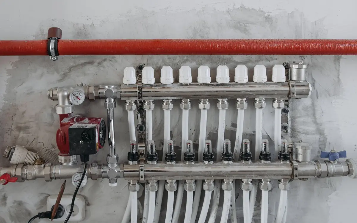 Leidingen van vloerverwarming voordat de dekvloer wordt gestort