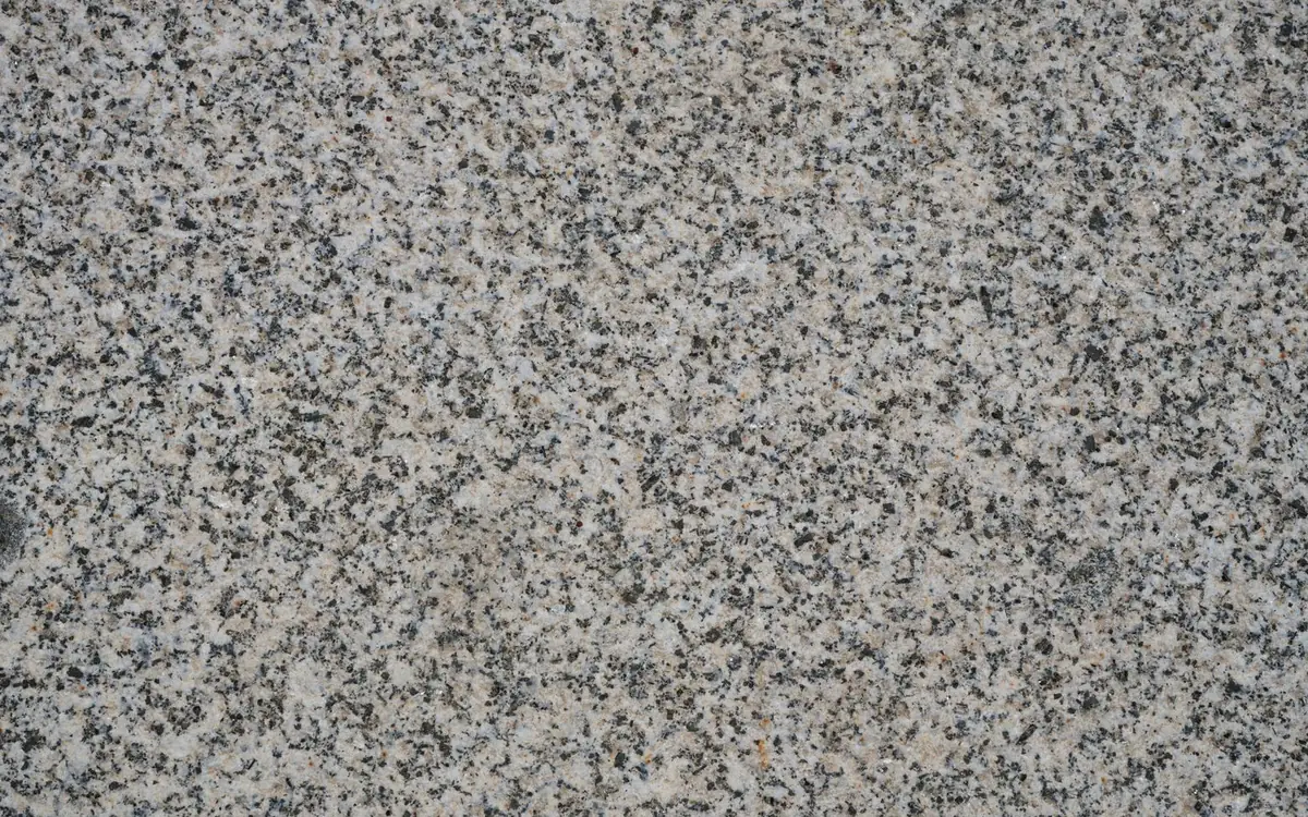 Close-up van een geschuurde gietvloer met zichtbare lavasteenkorrels