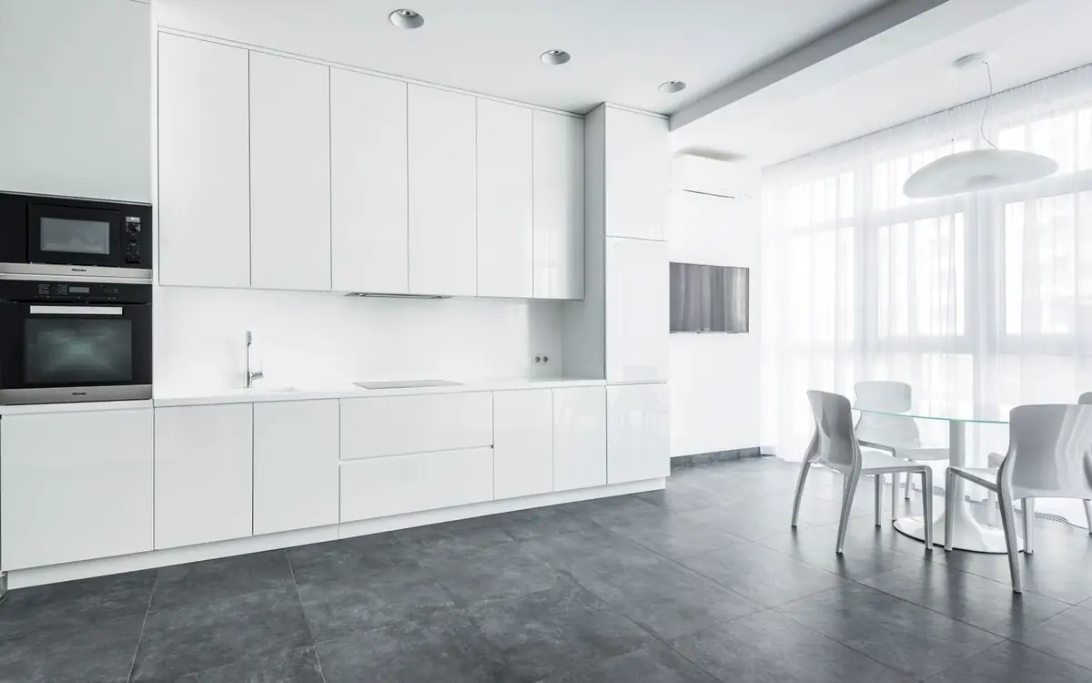 Minimalistische keuken met matte gietvloer