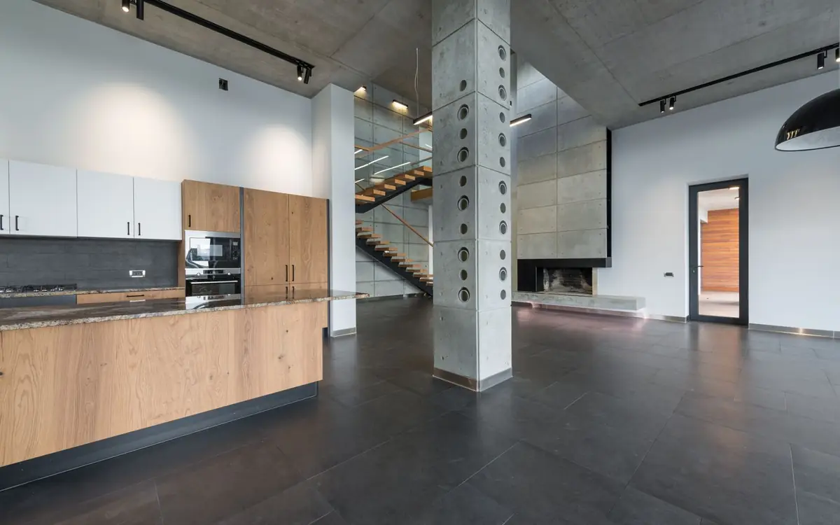 Gietvloer in betonlook in een open keuken